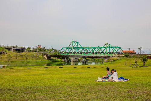 冬山河生態綠舟內平緩的步道與充滿設計感的建築