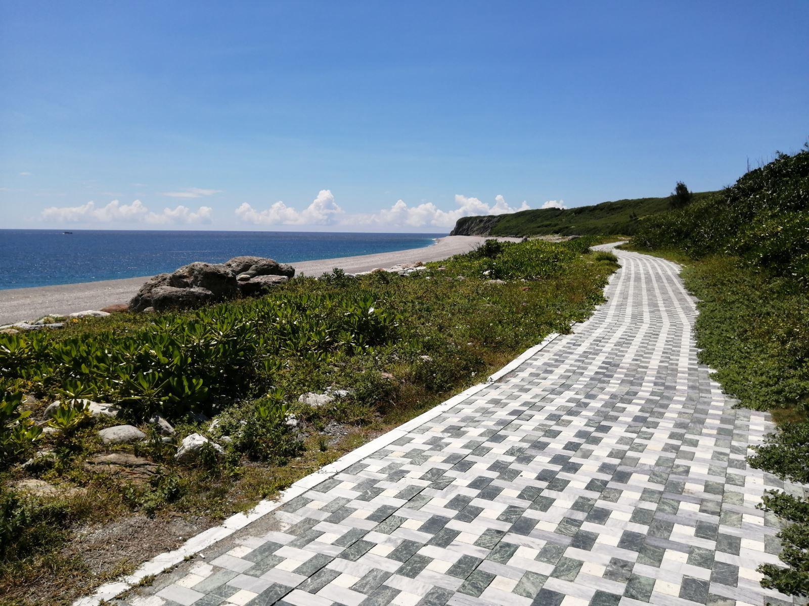 兩潭自行車道提供旅客絕佳的海岸騎行體驗