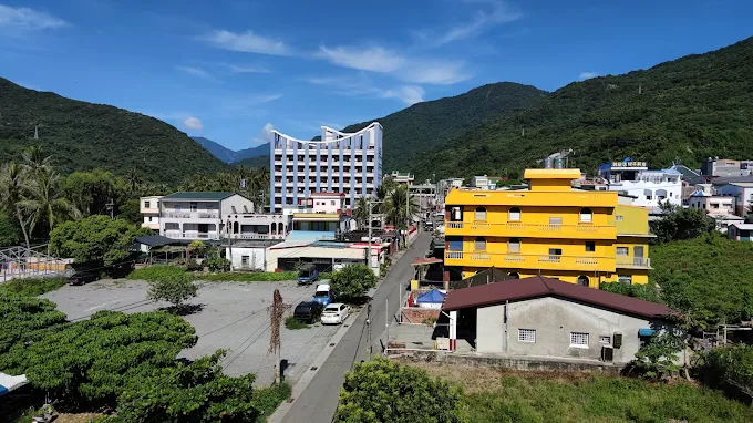 在台東太麻里金站溫泉民宿的清晨推開窗，海風與暖湯一起迎接新的一天