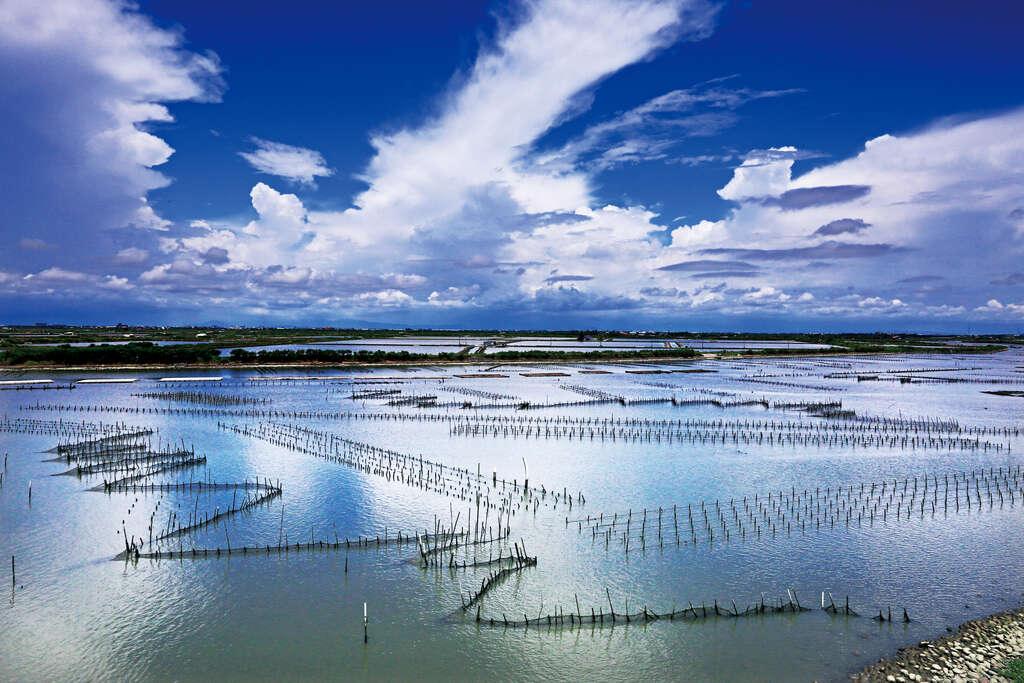 走進雲嘉南濱海國家風景區，在北門與七股鹽山等一場金色夕陽