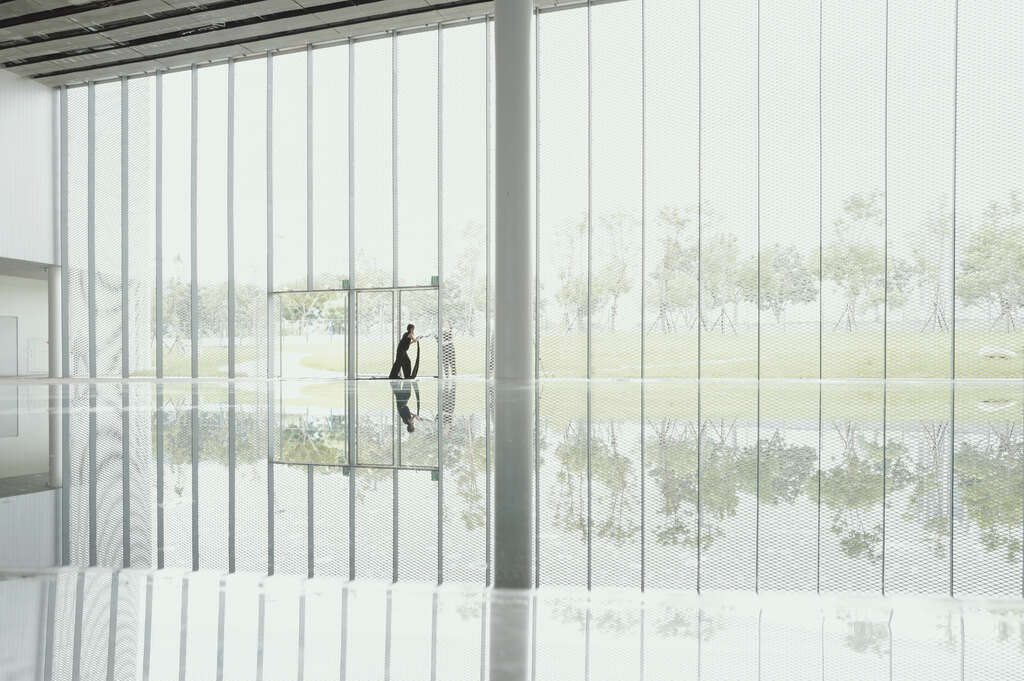 沿著中央公園綠蔭前行，我走進台中綠美圖，在光影交錯中慢慢閱讀城市