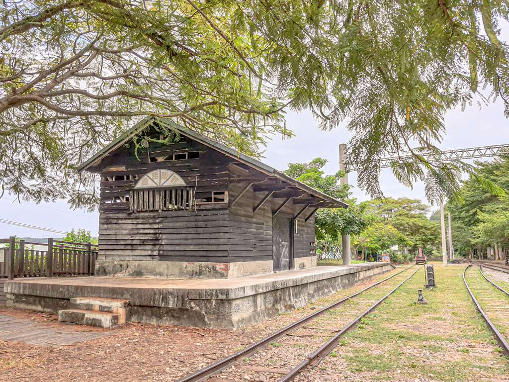 沿著鐵道園區慢慢走，在台灣各地的車站與風景之間停下腳步