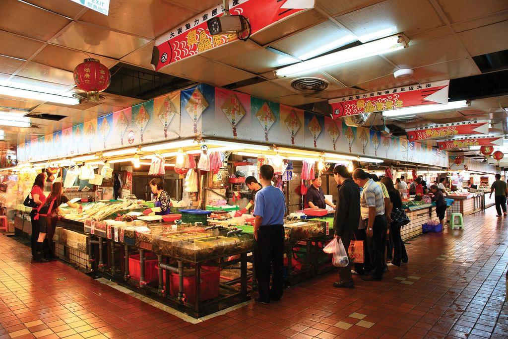 迎著海風走進桃園竹圍漁港，在彩虹橋上等一場慢慢沉下去的日落