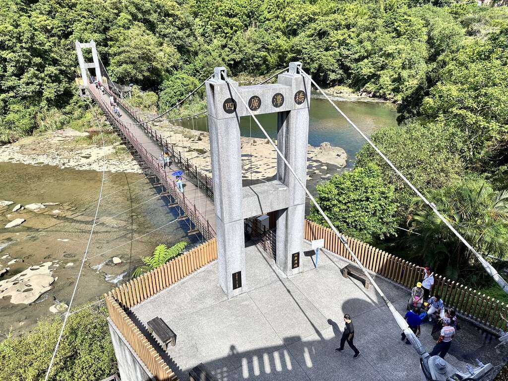 從十分車站慢慢走向十分瀑布,聽見山谷水聲層層落下