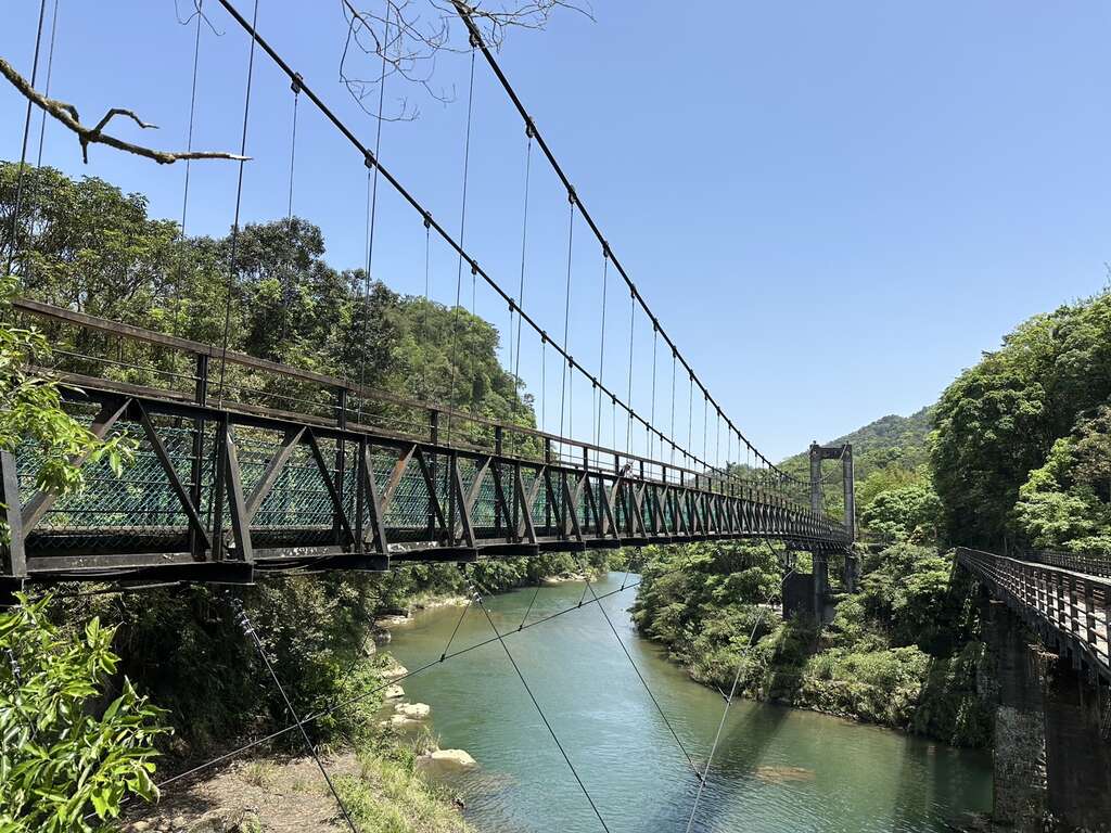 從十分車站慢慢走向十分瀑布,聽見山谷水聲層層落下