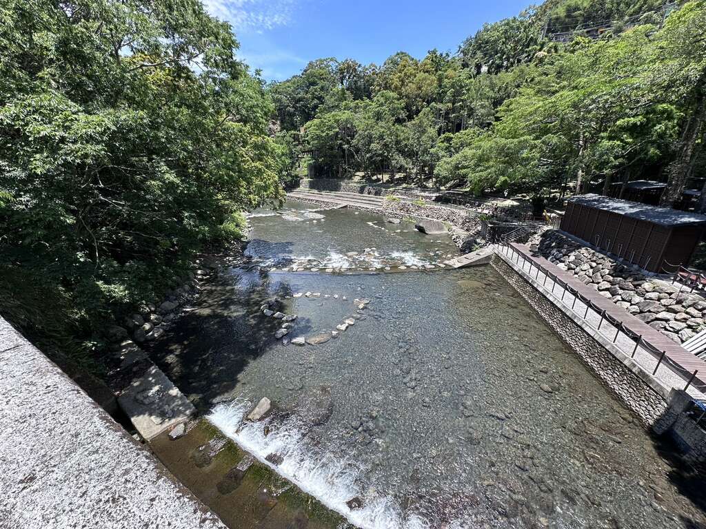 在桃園小烏來宇內溪聽見水聲與風聲，走過天空步道迎向瀑布深谷的清涼