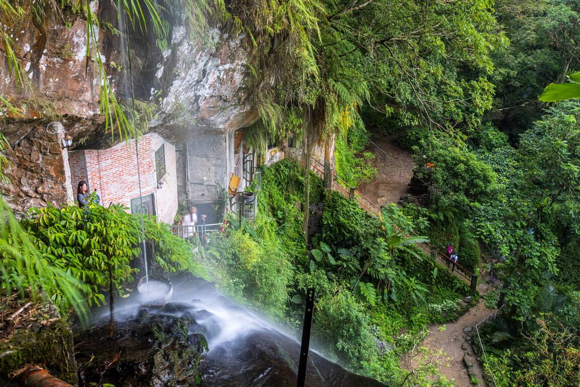 走進新店銀河洞越嶺步道，聽瀑布在峭壁間低聲落下
