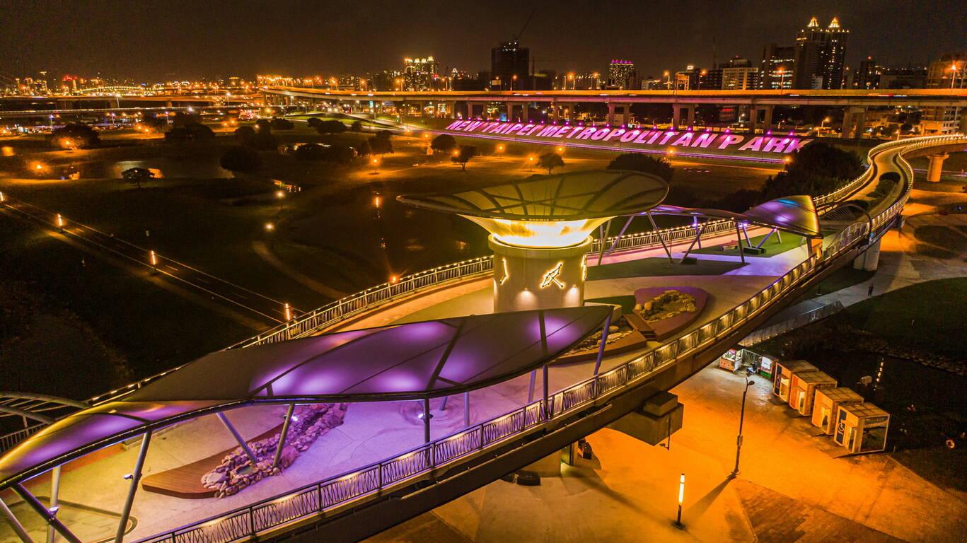 跨越二重疏洪道的辰光橋，是專為行人與自行車打造的唯美景觀橋梁