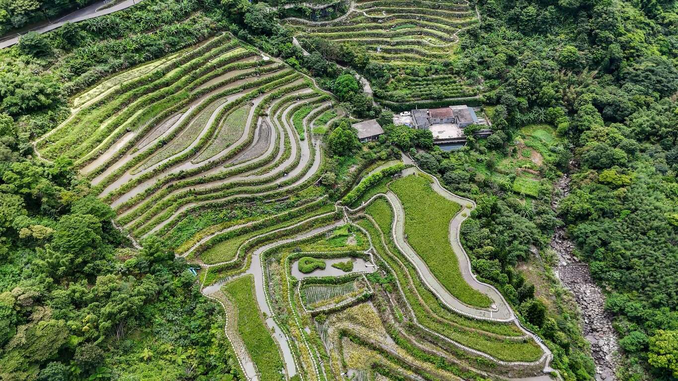 沿著北海岸前往三芝景點，一路踩著海風與梯田光影走進水色與夕陽之間