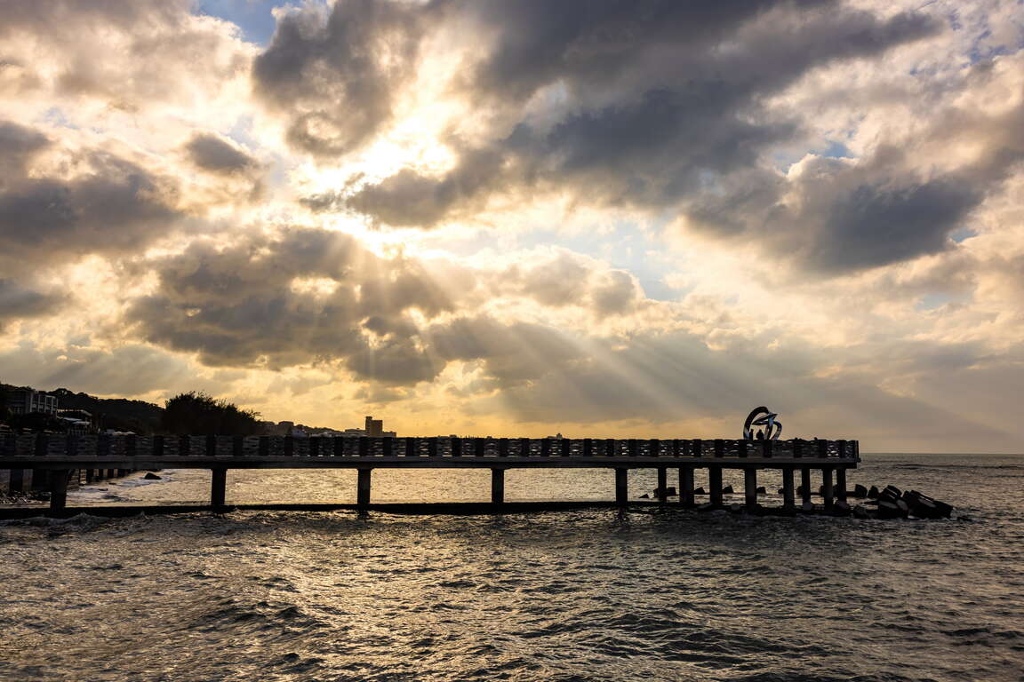 沿著北海岸前往三芝景點，一路踩著海風與梯田光影走進水色與夕陽之間