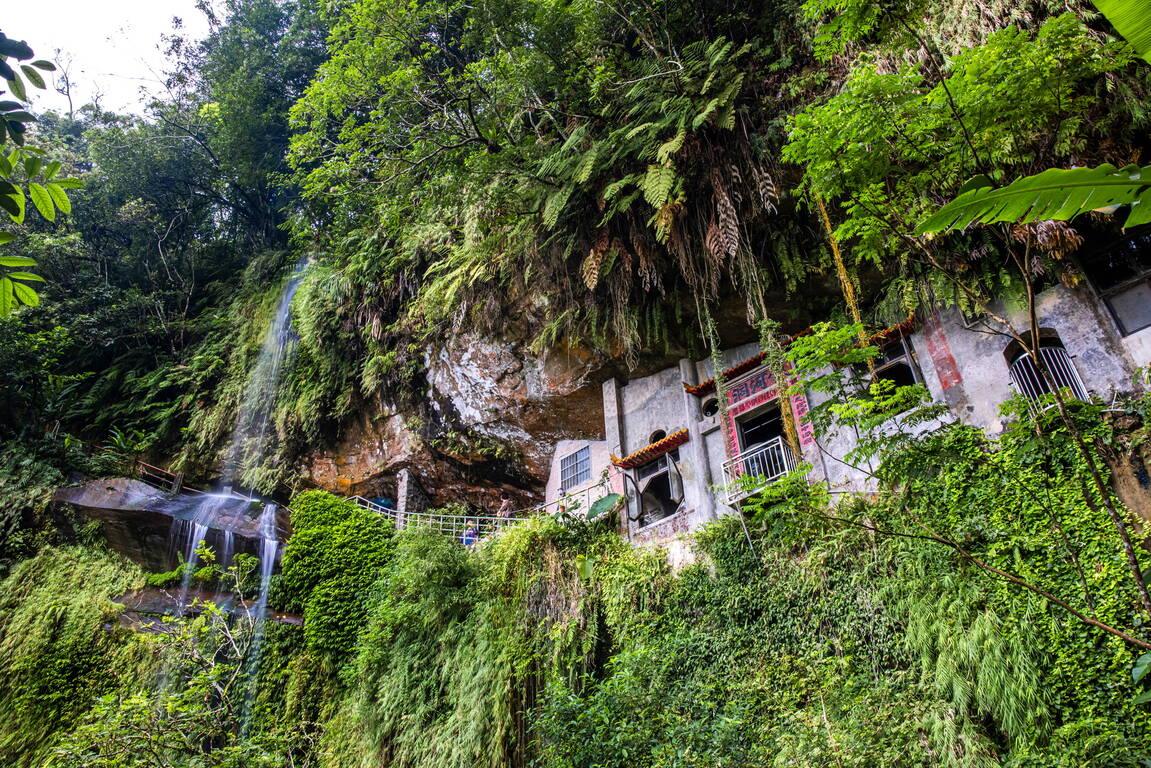 走進新店銀河洞越嶺步道，聽瀑布在峭壁間低聲落下