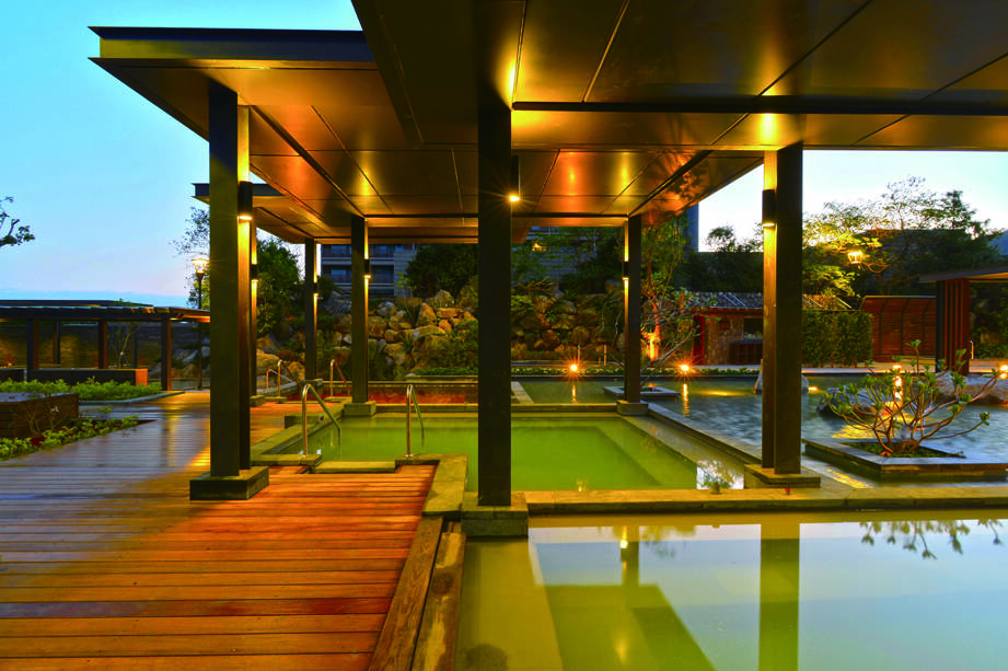 金山萬里溫泉區提供多樣化的泡湯選擇，是冬季避寒勝地