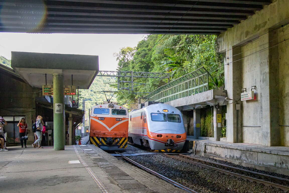 在平溪線三貂嶺宜蘭線分岔口等一班火車，看山谷霧氣慢慢散開