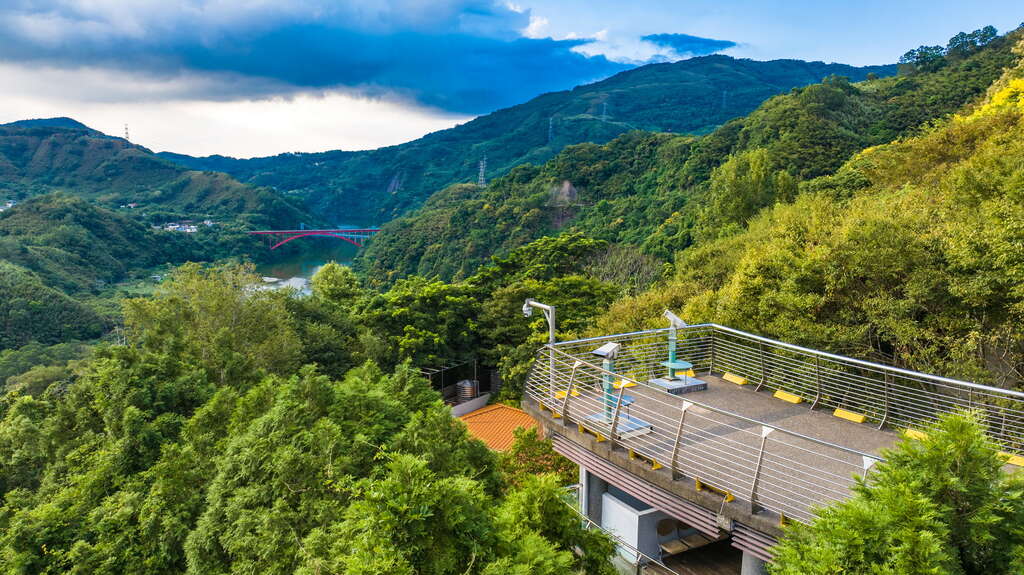 在桃園小烏來宇內溪聽見水聲與風聲，走過天空步道迎向瀑布深谷的清涼