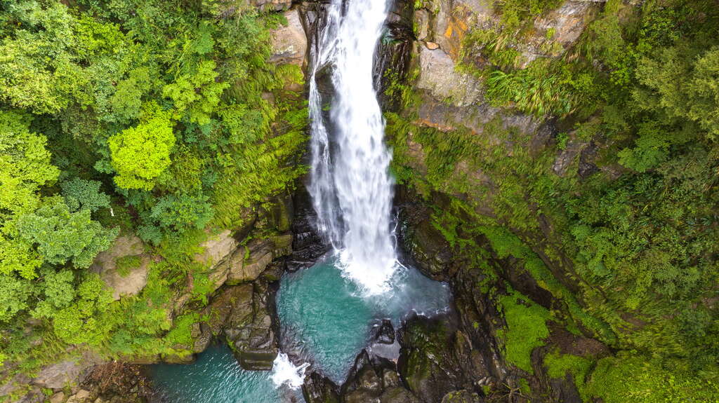 在桃園小烏來宇內溪聽見水聲與風聲，走過天空步道迎向瀑布深谷的清涼