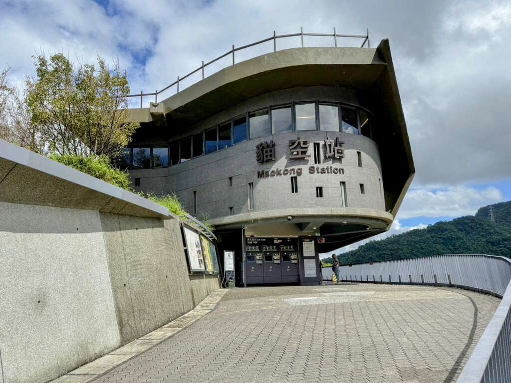 從動物園站出發搭貓空纜車，沿著山風一路飛向茶香山城