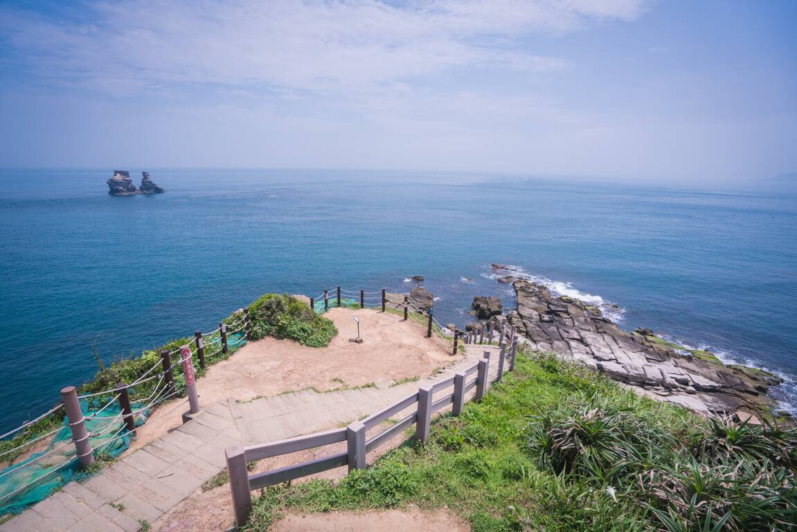 在金山萬里轉進獅頭山公園步道，沿著海岸線一步步走向燭臺雙嶼