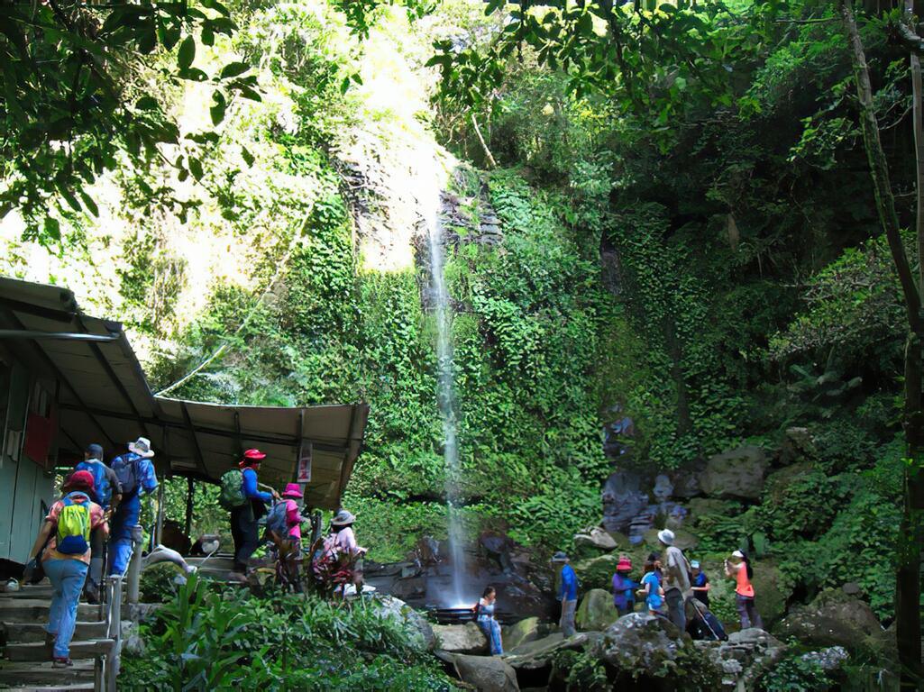在深坑老街吃飽喝足後出發，沿炮子崙瀑布步道走向午後的清爽山色