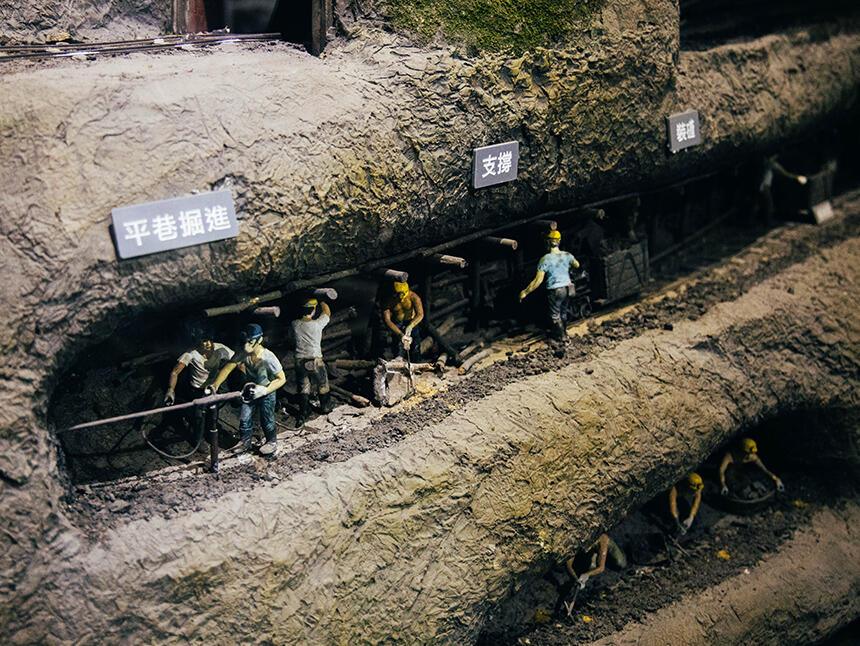 在平溪鐵道終點走進菁桐礦業生活館，午後山城裡聽見黑金歲月