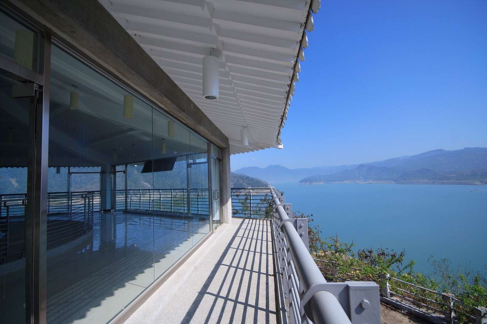 帶著家人走上嘉義曾文水庫觀景臺，看水庫與群山對話