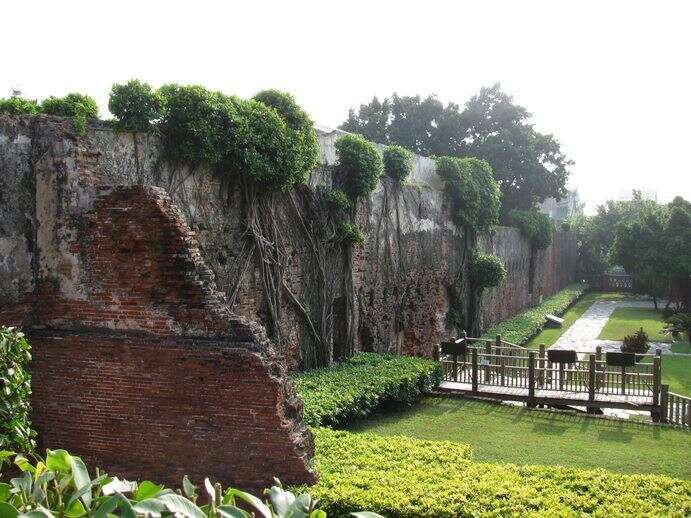 走進台南安平古堡，在紅磚城牆與海風之間慢慢讀完一段四百年的歷史風景