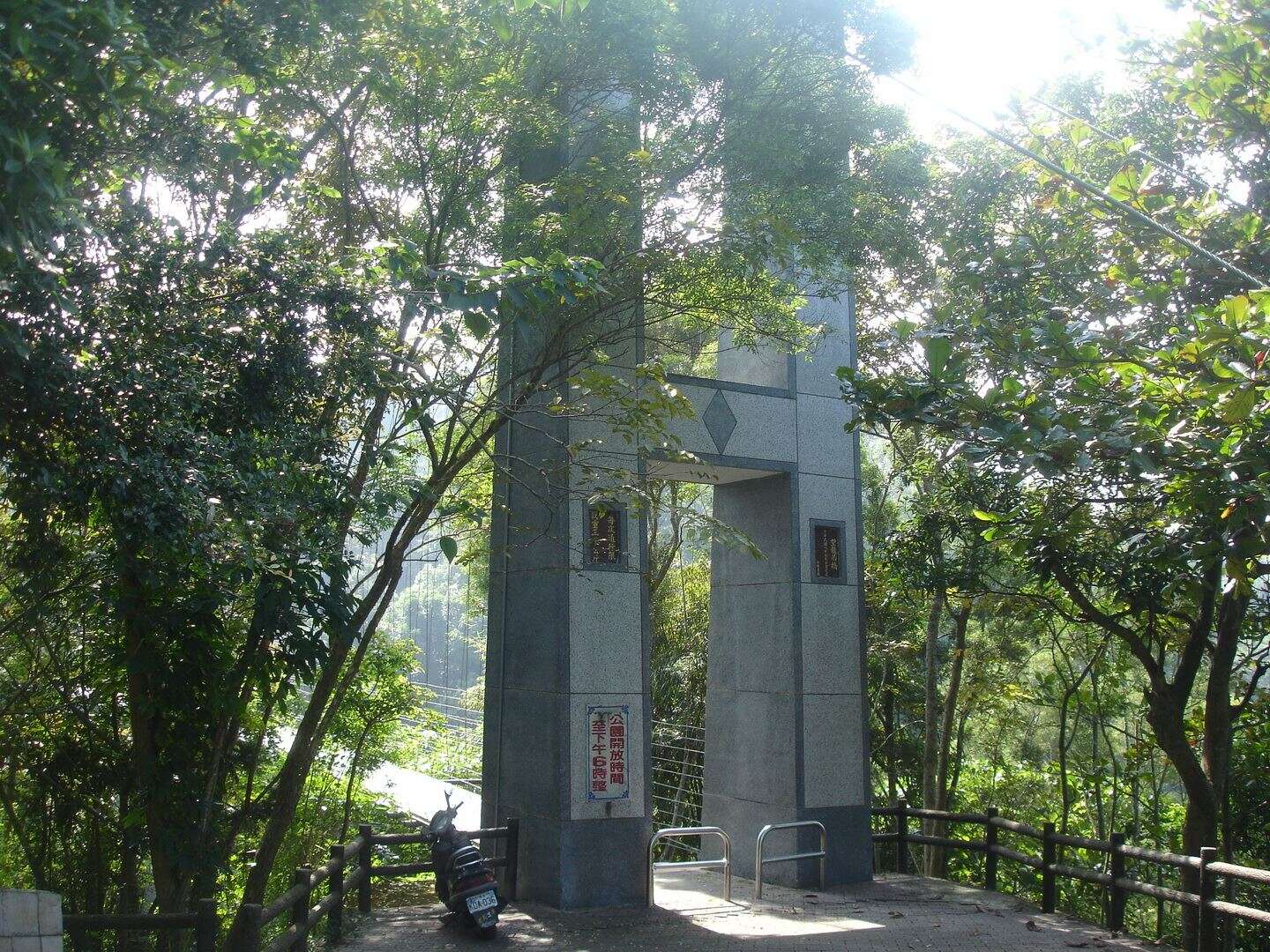 傍晚走進台南龍崎虎形山公園,在望龍吊橋上等空山祭燈光慢慢亮起