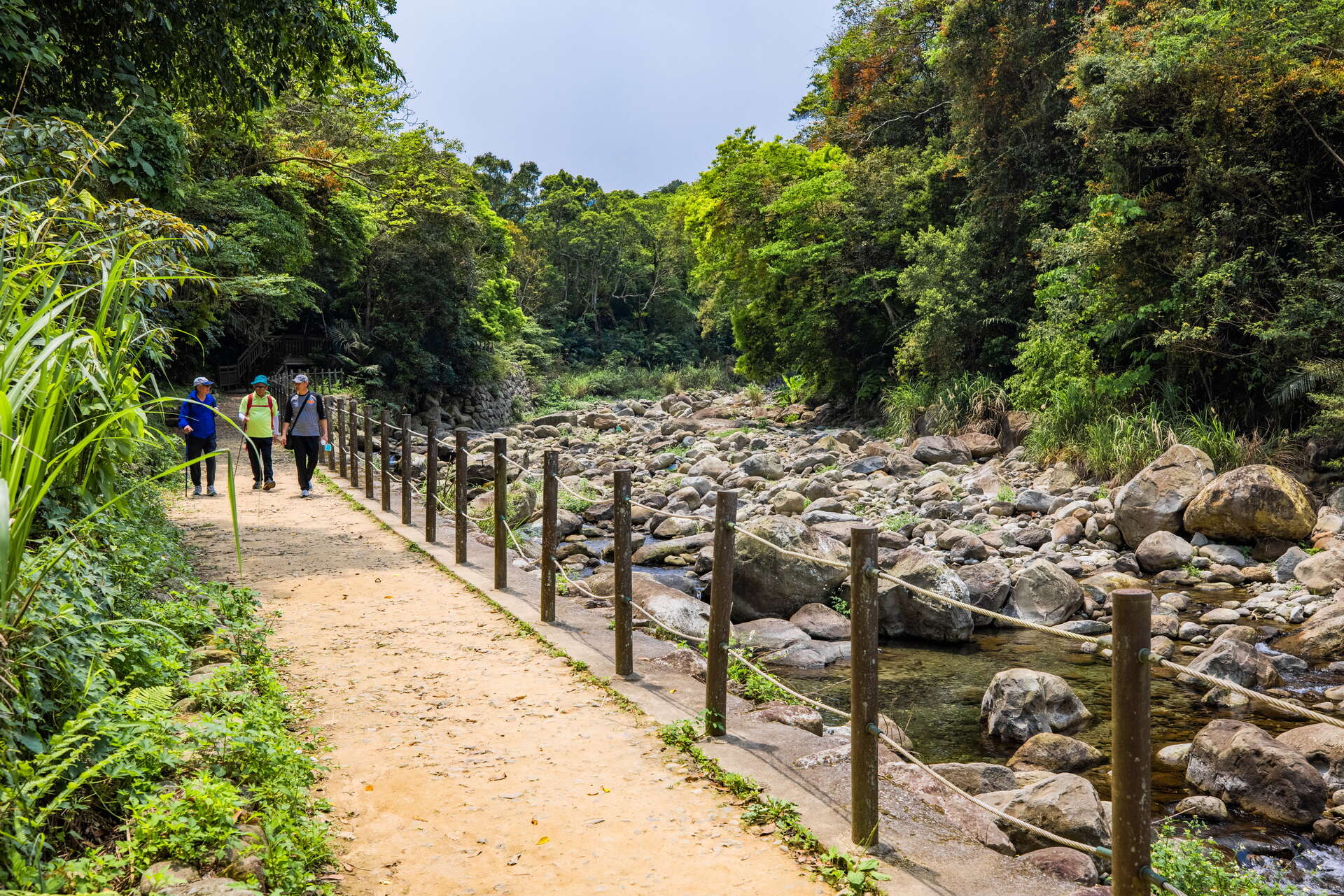 趁著春日微風走訪苗栗南庄景點，在老街煙火與溪水聲裡展開一場山城慢旅
