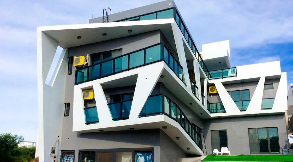 造型獨特的諾亞方舟民宿,在鄉野間展現出不凡的設計張力