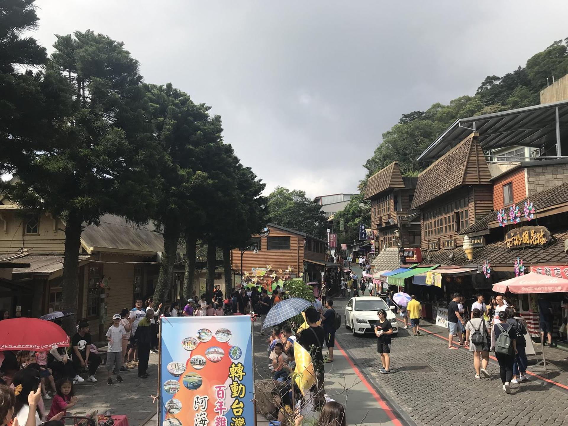 在三義勝興老街放慢腳步，讓舊山線鐵道自行車載我穿越隧道微光