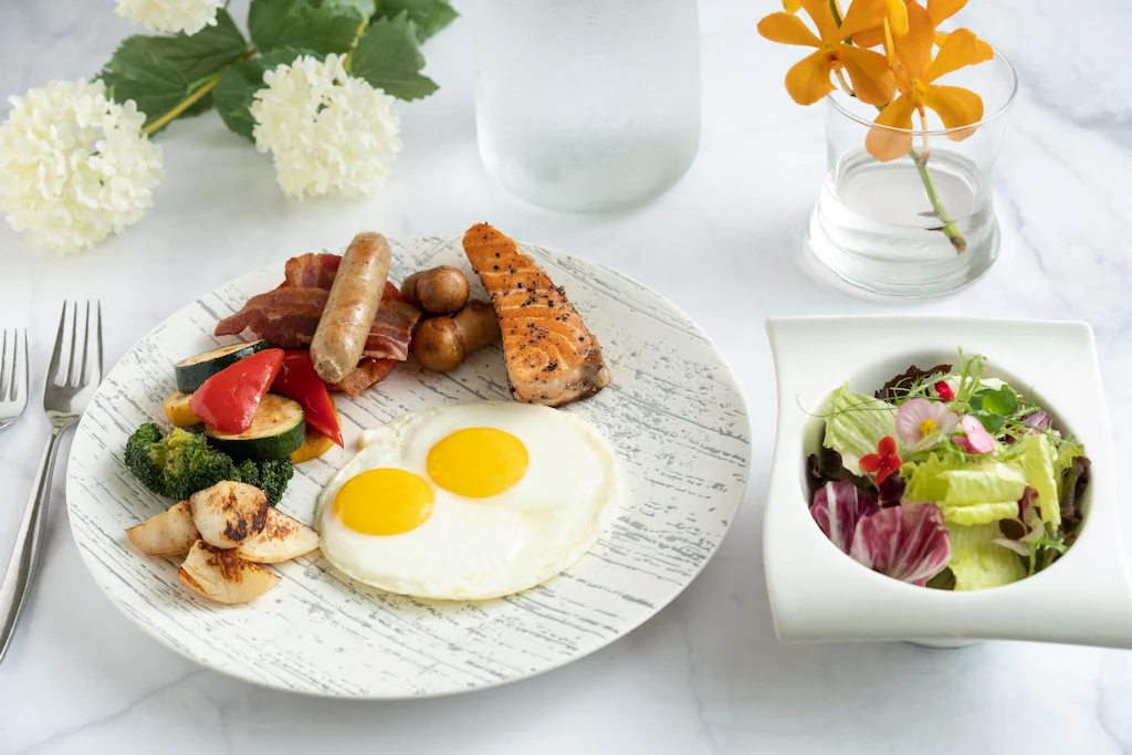 飯店餐廳與大窗景的用餐氛圍