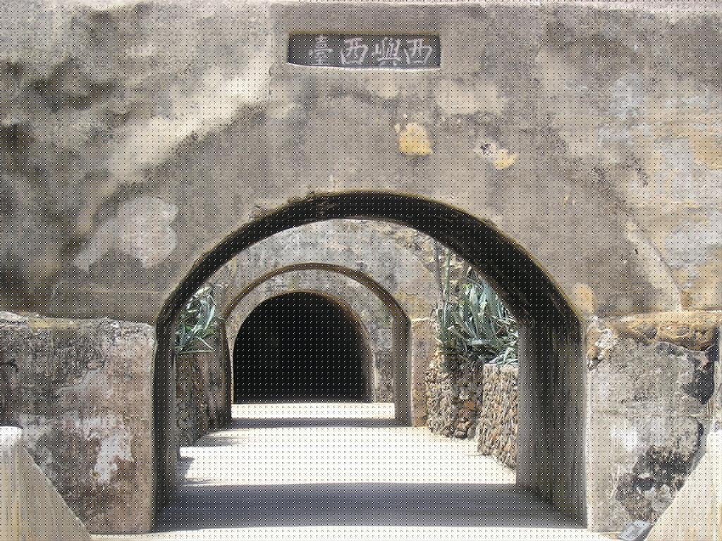 沿著澎湖西嶼海岸前行，在玄武岩與古堡之間遇見藍色天際線