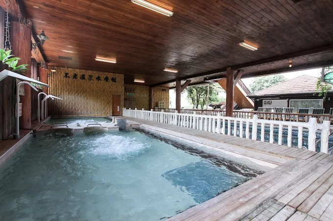 沿著南橫彎入六龜溫泉住宿，在寶來與不老的夜色裡慢慢泡一池山間暖湯