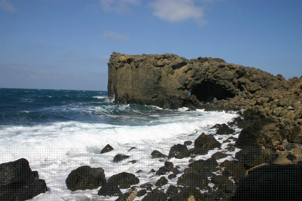 在澎湖西嶼景點之間慢慢移動，聽浪拍玄武岩再登上燈塔看海天相接