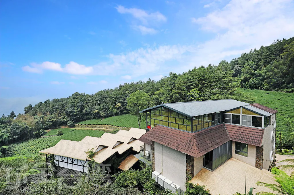 在阿里山住宿過一夜，讓日出與山霧替旅程揭開序幕
