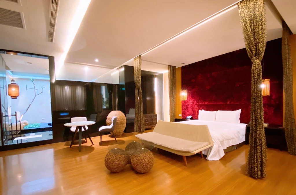 雲林虎尾的夜很溫柔，住進風華渡假旅館，在不被打擾的空間裡慢慢放鬆