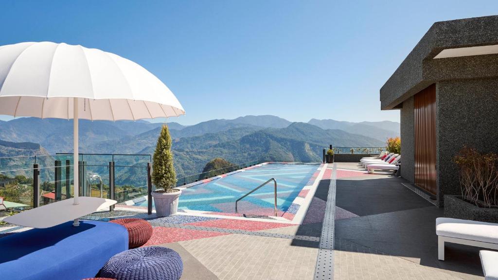 在阿里山住宿過一夜，讓日出與山霧替旅程揭開序幕