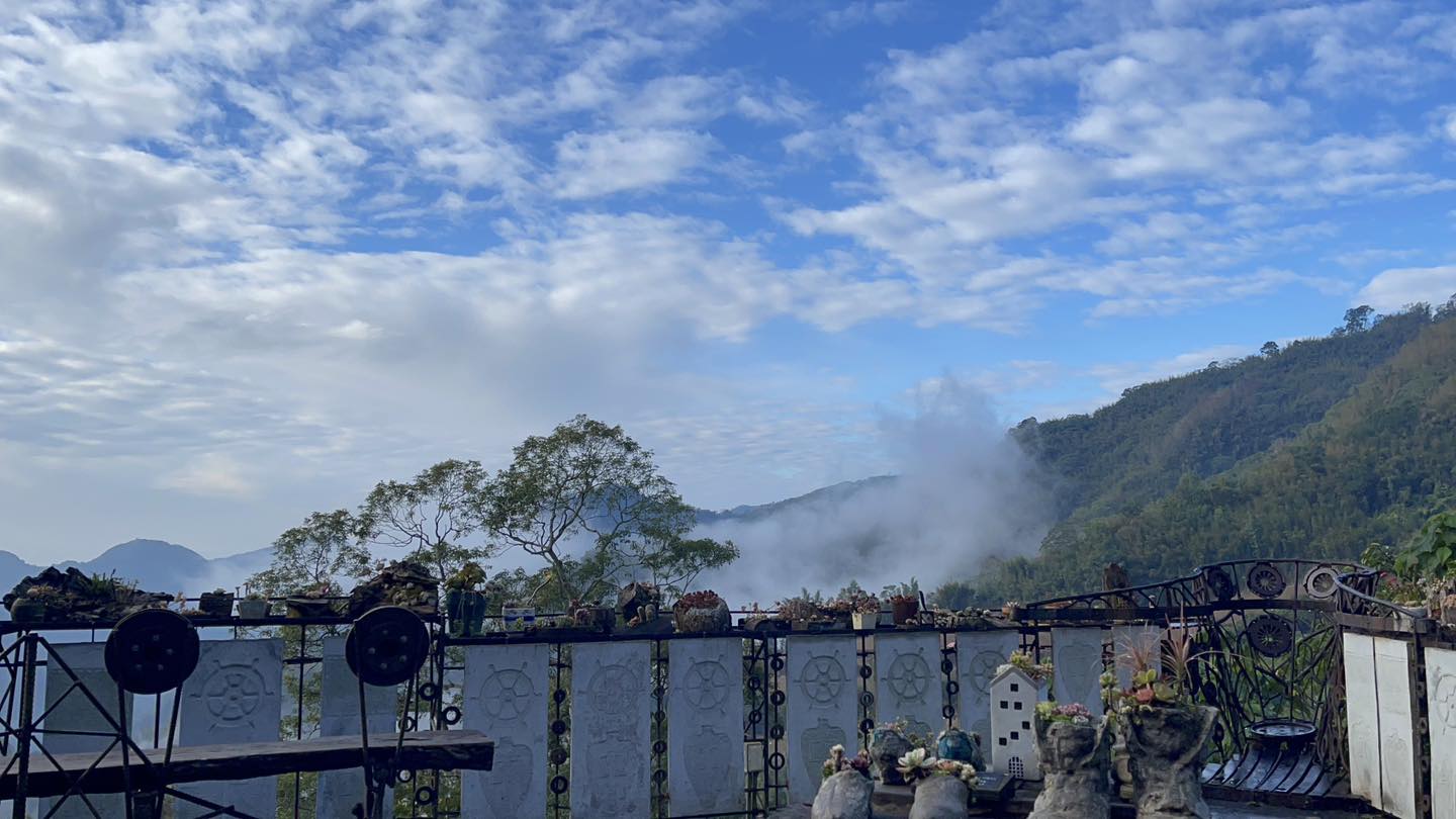 開過彎曲山路後的阿里山，我選擇在阿將的家23咖啡館，把旅途暫時放在桌上
