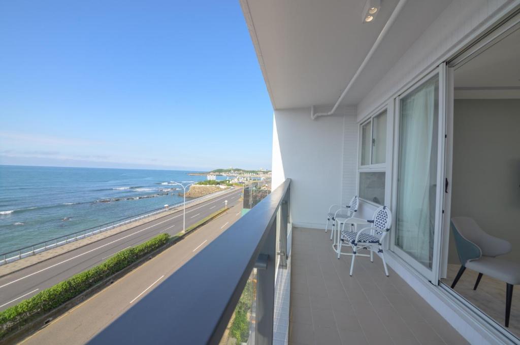 沿著北海岸走進白沙灣，在半島海悅渡假會館的陽台前，把一整片太平洋留給自己