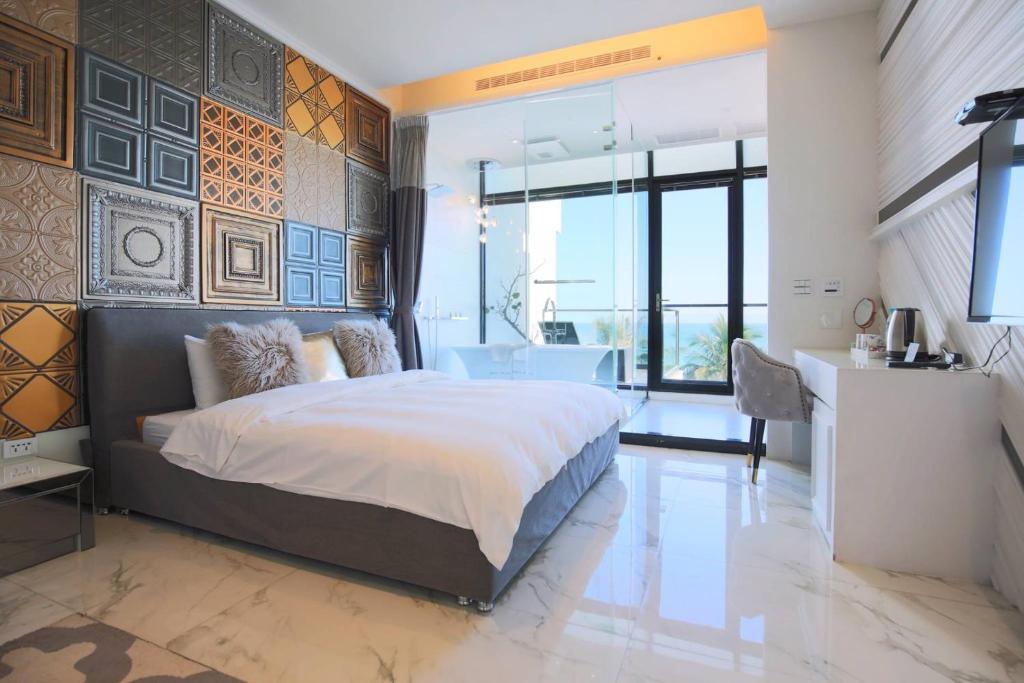 在花蓮找一間面海的房間，讓漫漫日出海景民宿陪你迎接晨光與浪聲