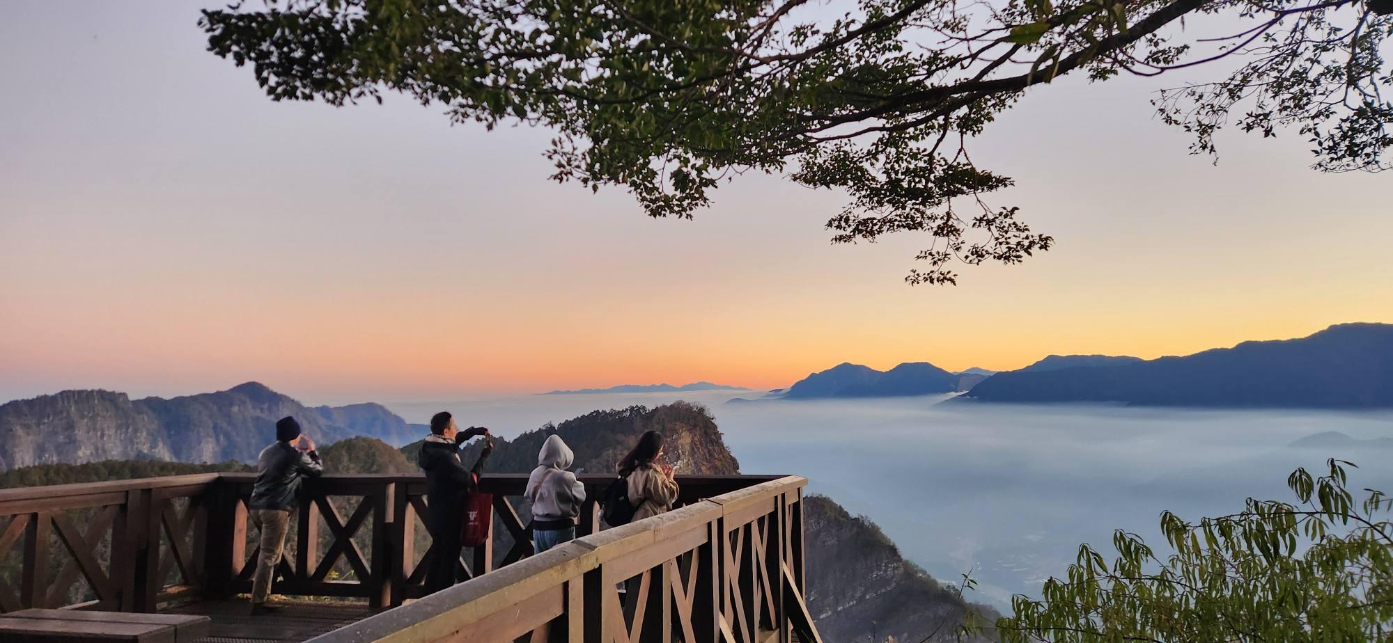 清晨走進阿里山國家森林遊樂區迎著日出與翻湧雲海前行