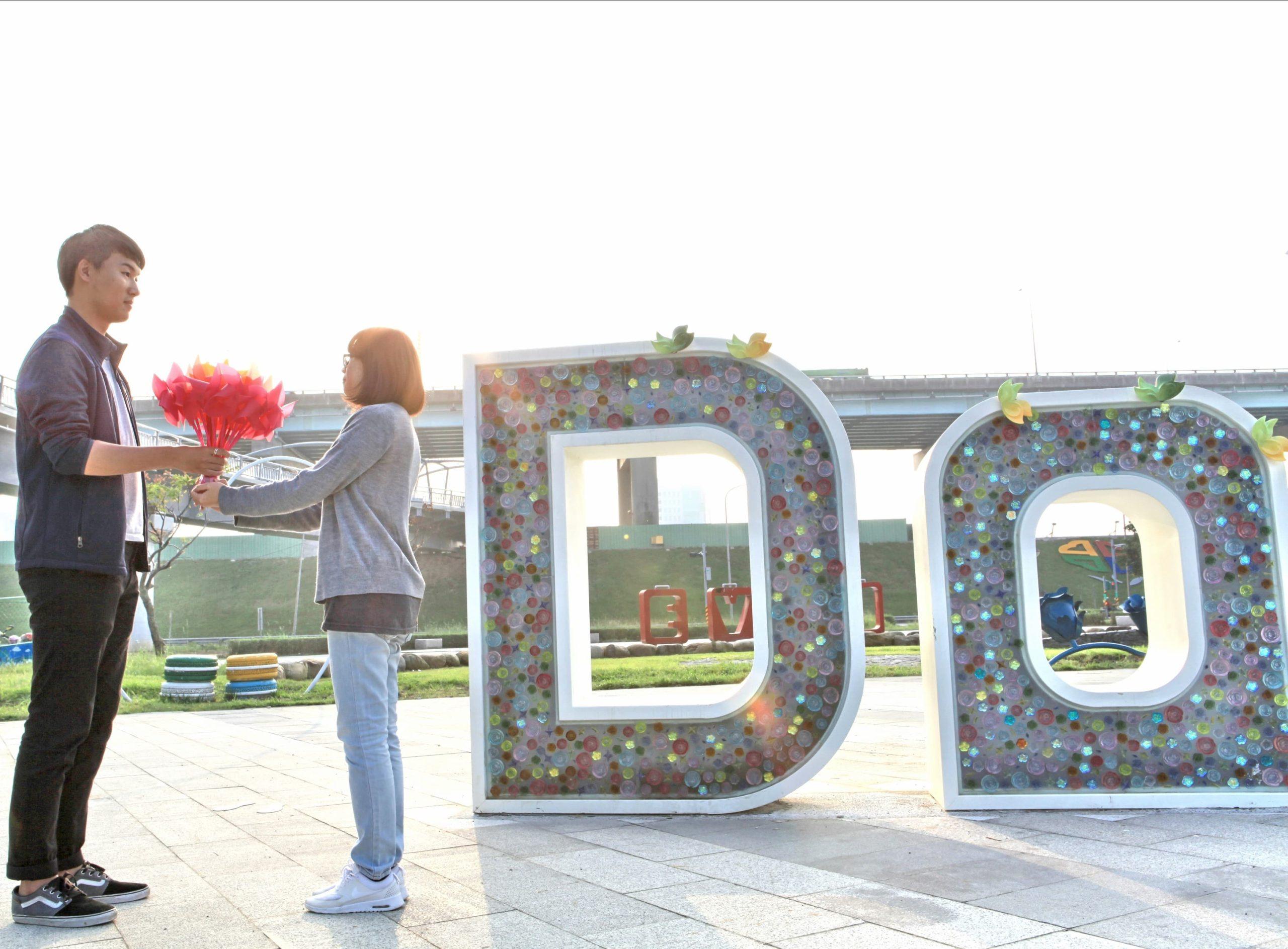 浪漫的婚紗廣場地景藝術，提供市民一處放鬆身心與拍照留念的幸福角落