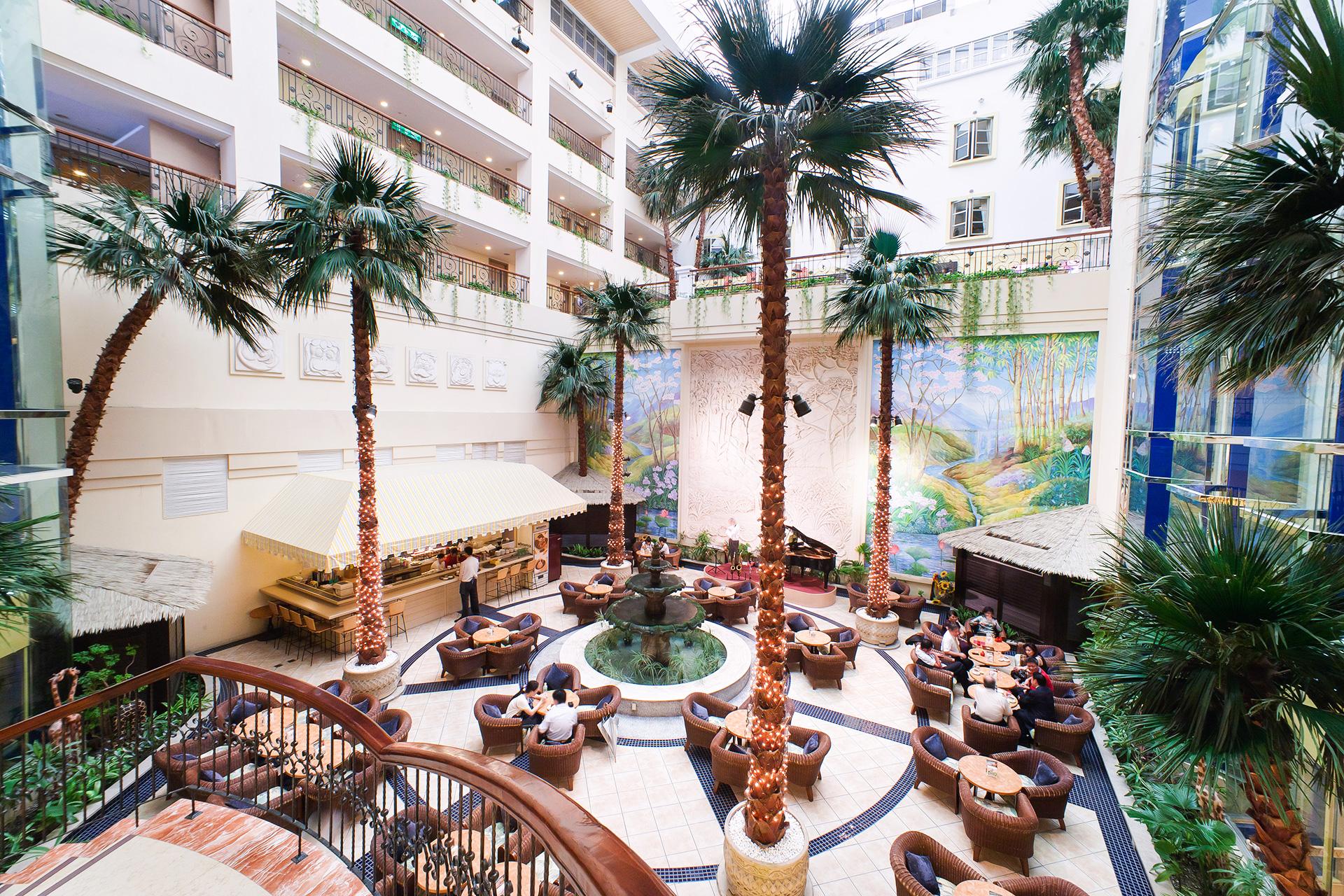 在雲林古坑住進劍湖山渡假大飯店，白天衝主題樂園夜晚看山景慢慢亮起