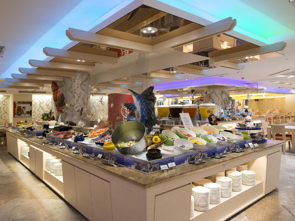 在雲林古坑住進劍湖山渡假大飯店，白天衝主題樂園夜晚看山景慢慢亮起