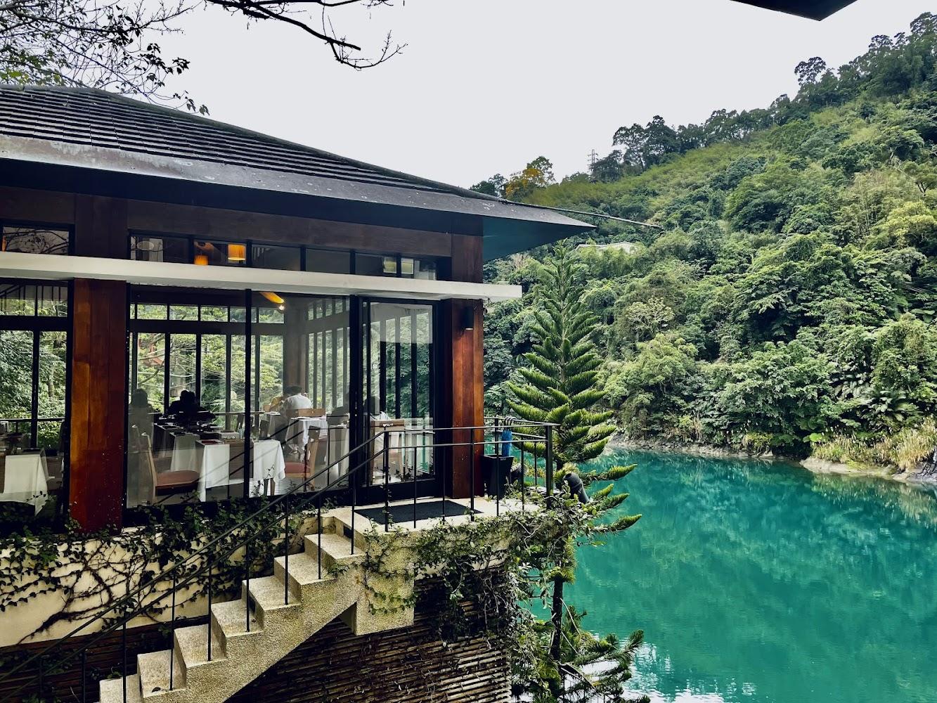 走進烏來的那條山路，三間溫泉會館讓你在霧與水之間找到剛剛好的自己