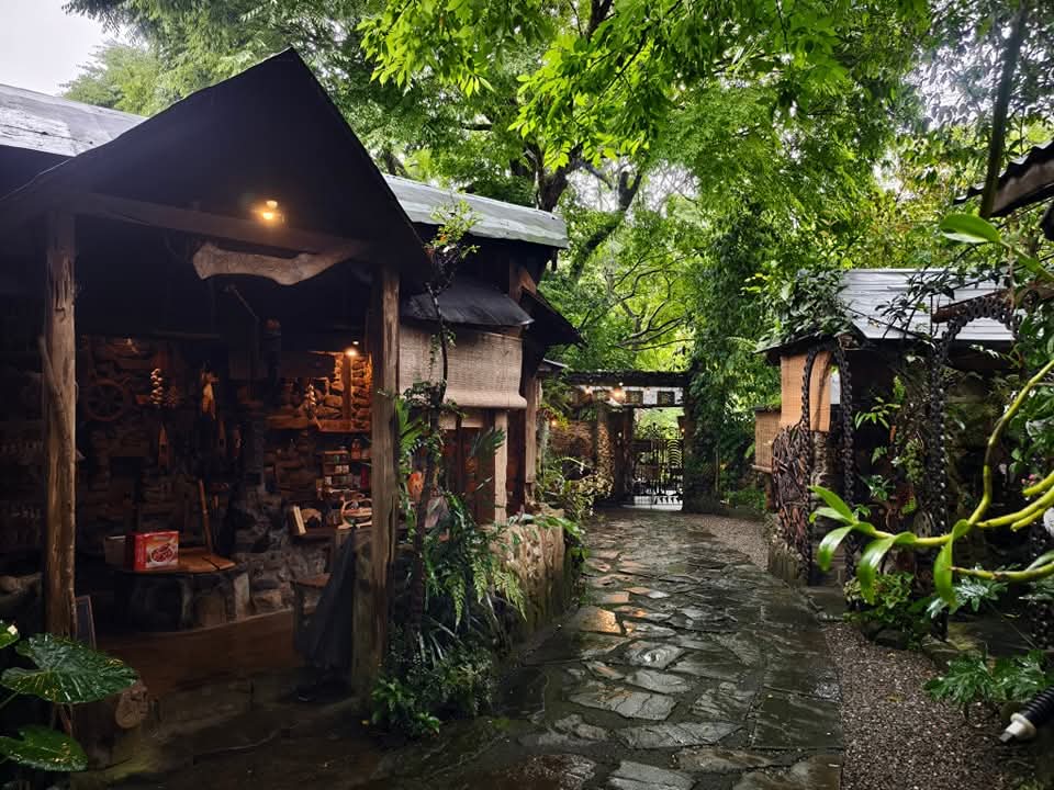 開過彎曲山路後的阿里山，我選擇在阿將的家23咖啡館，把旅途暫時放在桌上