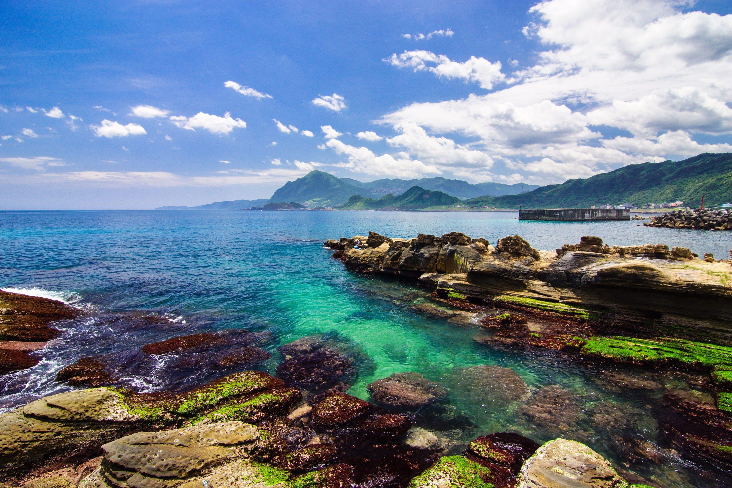沿著基隆望海巷跨海景觀橋緩步而行，把北海岸的浪花與天空收進眼底