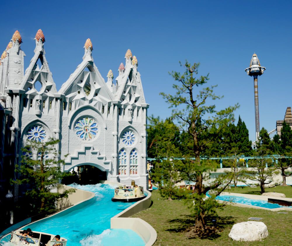 西班牙海岸以高第建築風格為特色，色彩斑斕的馬賽克拼貼呈現異國風情。