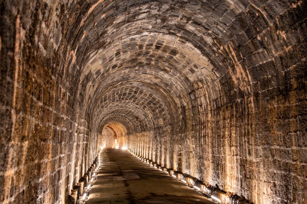 在基隆劉銘傳隧道裡慢慢走，踩著百年鐵道的山腹微光