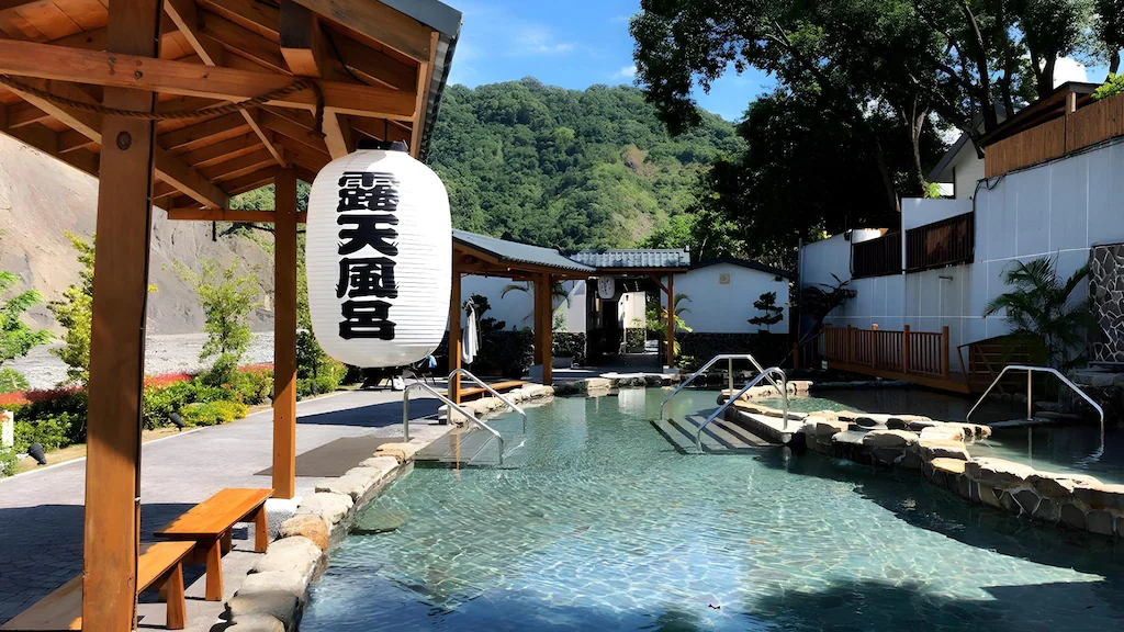 沿著南橫彎入六龜溫泉住宿，在寶來與不老的夜色裡慢慢泡一池山間暖湯