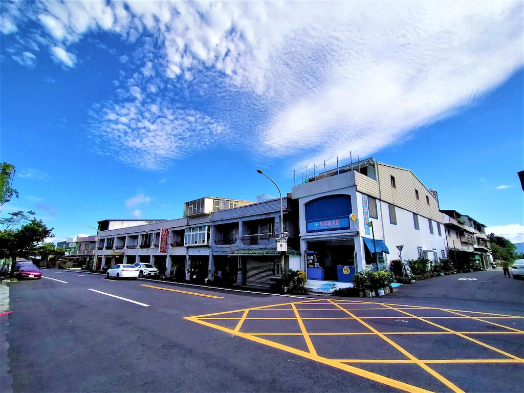 沿著濱海公路開往貢寮金沙灣，看海浪與夕陽在沙灘上慢慢鋪展